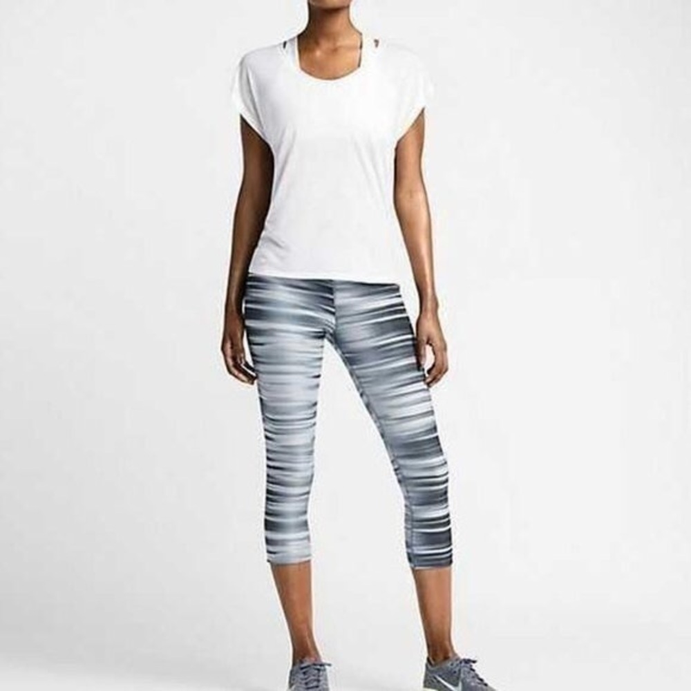 Nike Legend 2.0 Swift Tiger Capri Crop Leggings Gray Black White Size XS Small